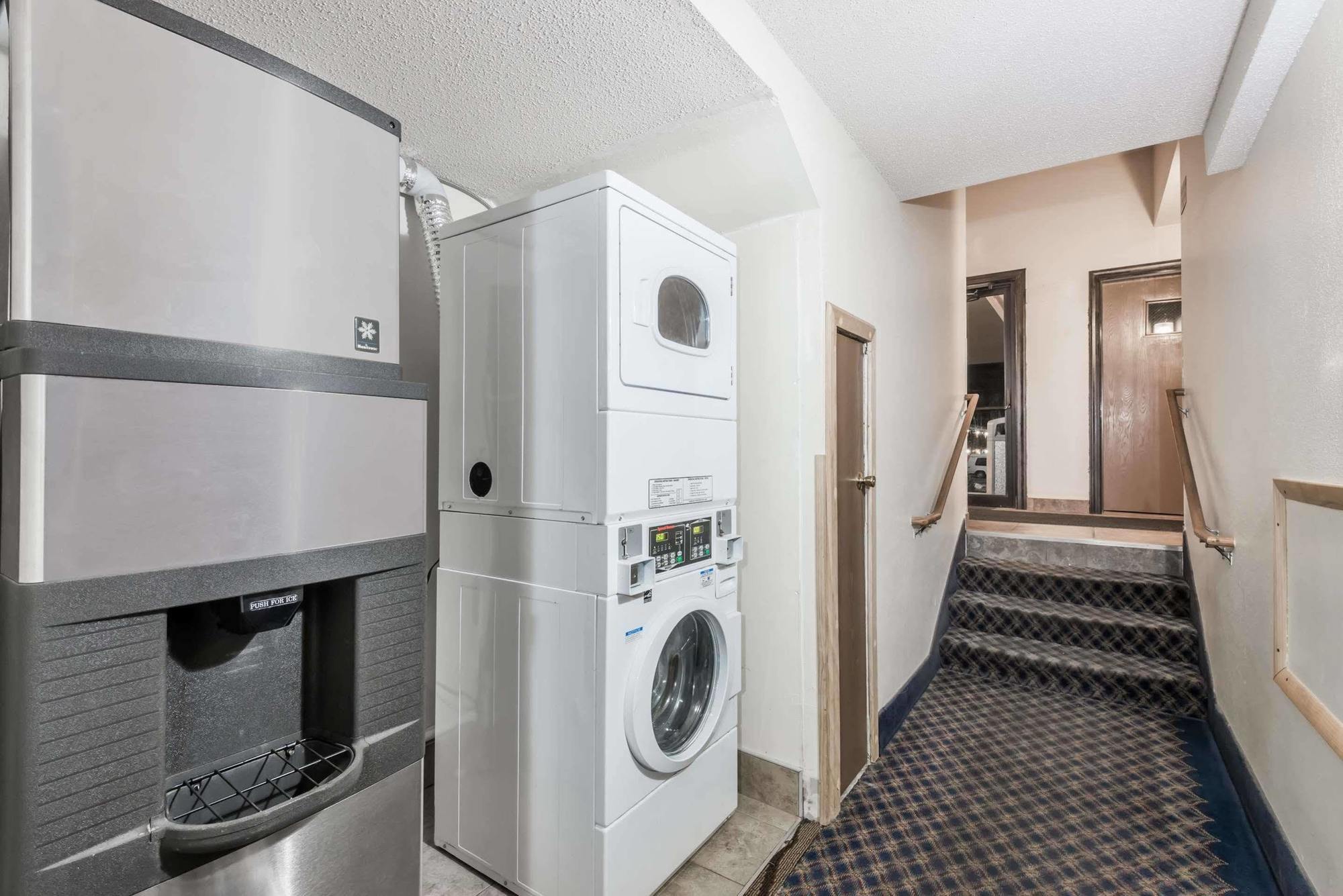 Hotel Super 8 By Wyndham Bedford Esterno foto
