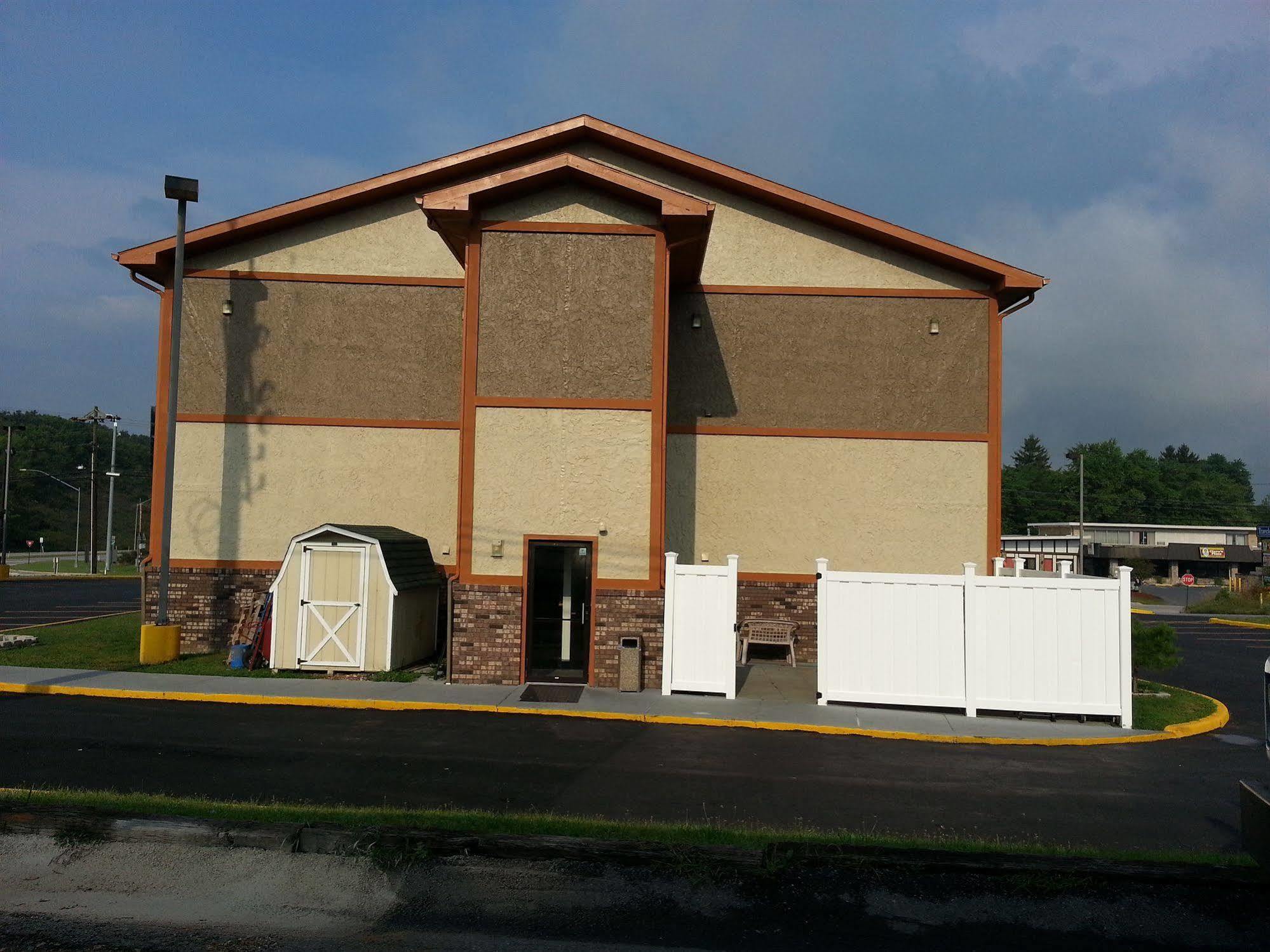 Hotel Super 8 By Wyndham Bedford Esterno foto